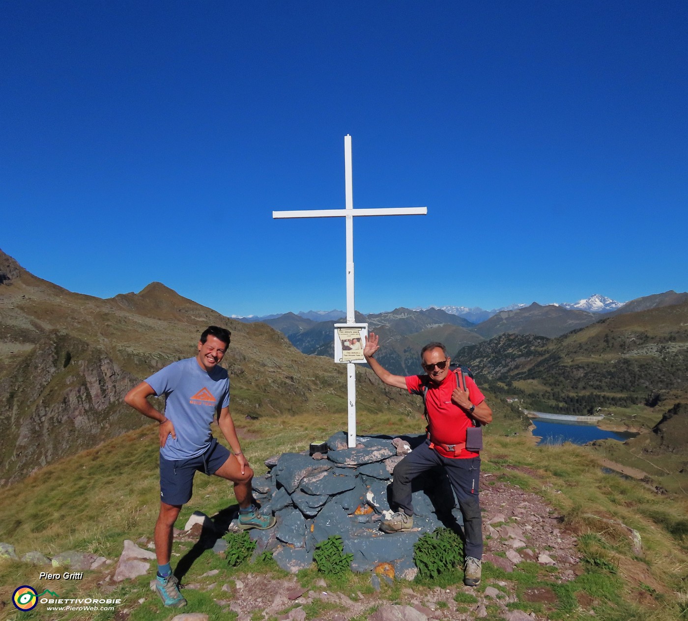 10 Cima di Mezzeno (2320 m) , chiamata anche Cima Giovanni Paolo II con vista sui Laghi Gemelli.JPG